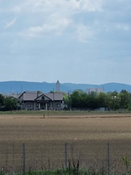 500 mp Lilieci la întrare în spatele Scolii.