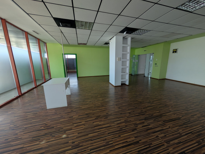 Spatiu 30AVENUE,  asigurări, consultanta , servicii 