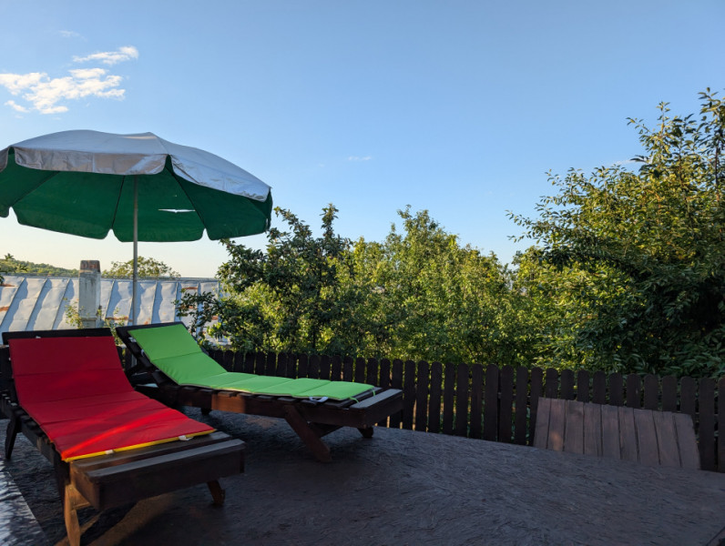 Casa Sărata cu panorama spre Bacau