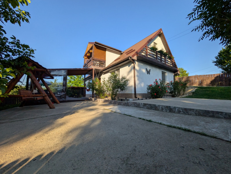 Casa Sărata cu panorama spre Bacau