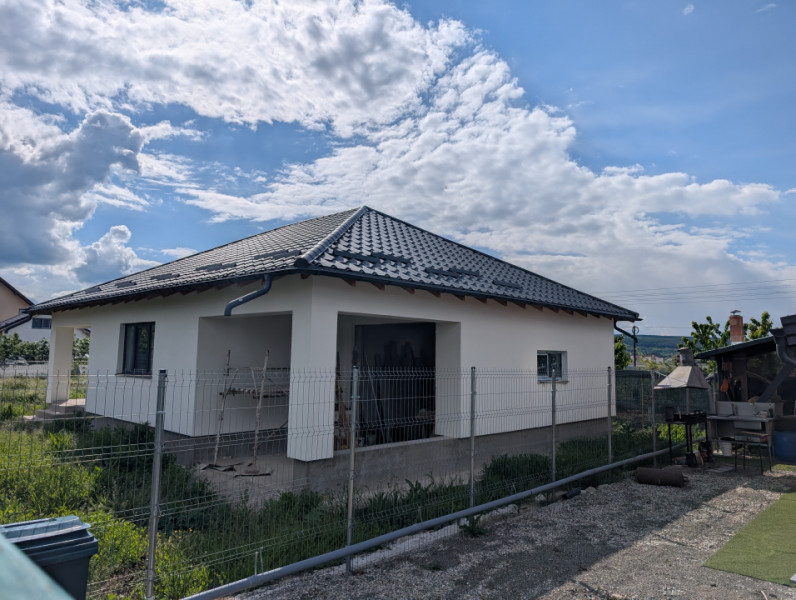 Casa cu garaj Lilieci- teren 540m, canalizare, apa, gaz.