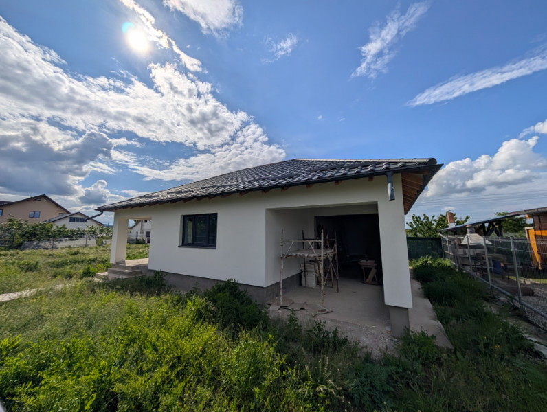 Casa cu garaj Lilieci- teren 540m, canalizare, apa, gaz.