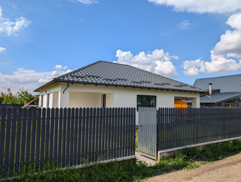 Casa cu garaj Lilieci- teren 540m, canalizare, apa, gaz.