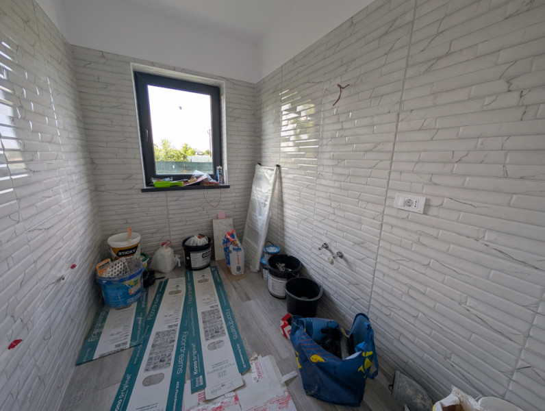 Casa cu garaj Lilieci- teren 540m, canalizare, apa, gaz.