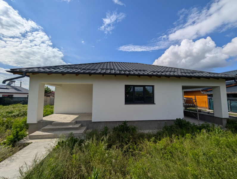 Casa cu garaj Lilieci- teren 540m, canalizare, apa, gaz.