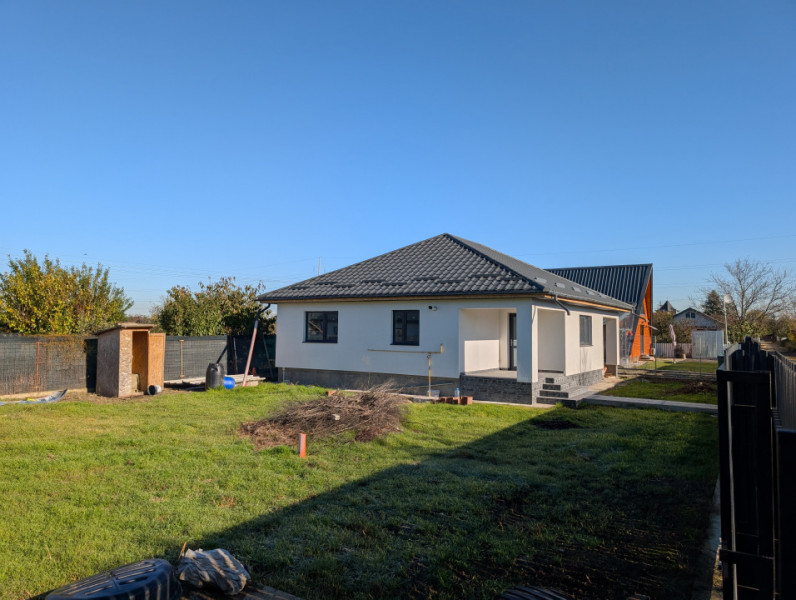 Casa cu garaj Lilieci- teren 540m, canalizare, apa, gaz.