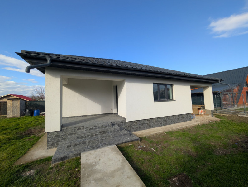 Casa cu garaj Lilieci- teren 540m, canalizare, apa, gaz.