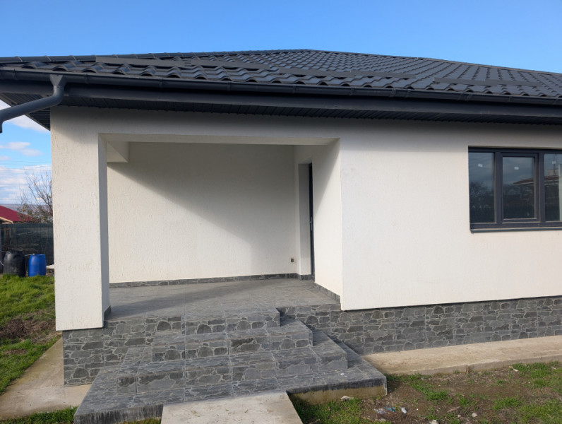 Casa cu garaj Lilieci- teren 540m, canalizare, apa, gaz.