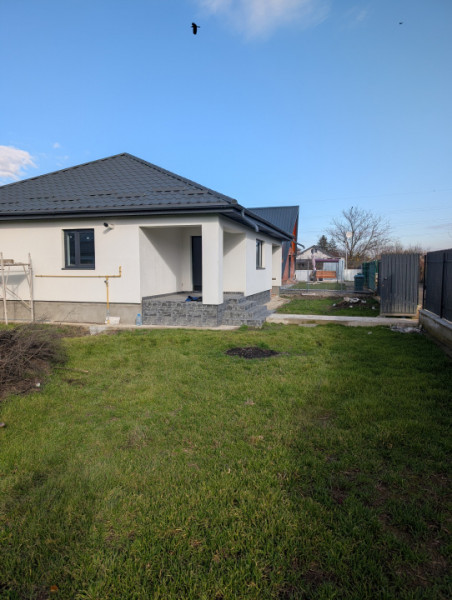 Casa cu garaj Lilieci- teren 540m, canalizare, apa, gaz.