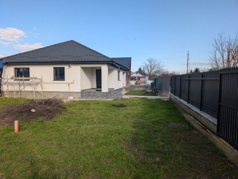 Casa cu garaj Lilieci- teren 540m, canalizare, apa, gaz.