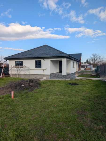 Casa cu garaj Lilieci- teren 540m, canalizare, apa, gaz.