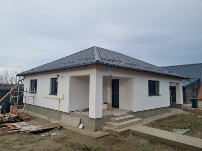 Casa cu garaj Lilieci- teren 540m, canalizare, apa, gaz.
