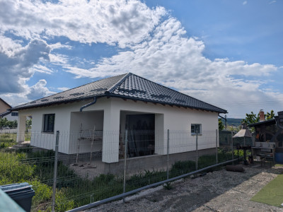 Casa cu garaj Lilieci- teren 540m, canalizare, apa, gaz.