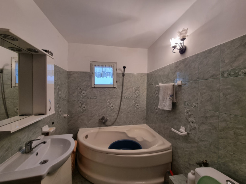 Apartament 3 camere, decomandat, două băi- Adriatica 