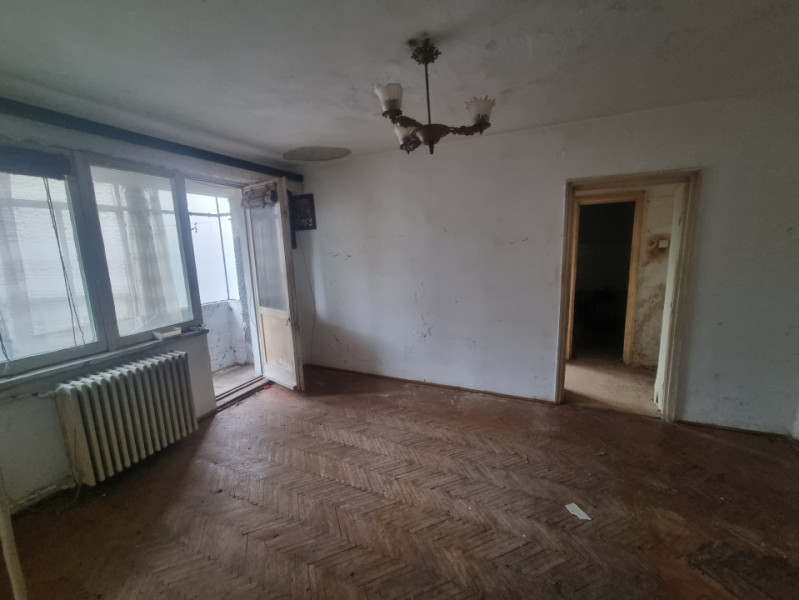 Ap. 2 camere- 47 mp- parter cu balcon intabulat- necesită renovare totală