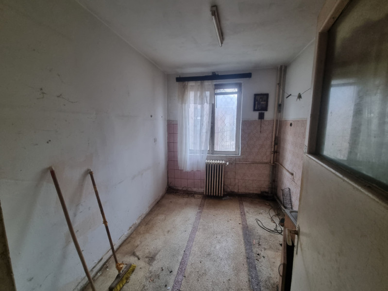 Ap. 2 camere- 47 mp- parter cu balcon intabulat- necesită renovare totală