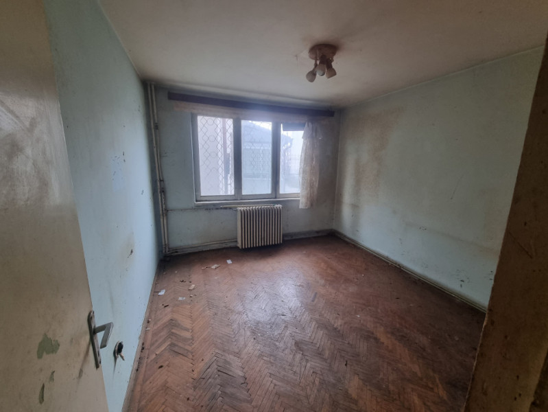 Ap. 2 camere- 47 mp- parter cu balcon intabulat- necesită renovare totală