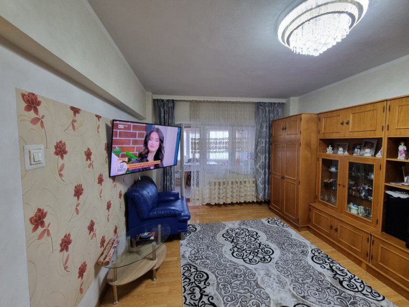 Apartament 3 camere- bloc deosebit- boxă proprietate