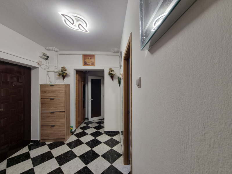 Apartament 3 camere- bloc deosebit- boxă proprietate