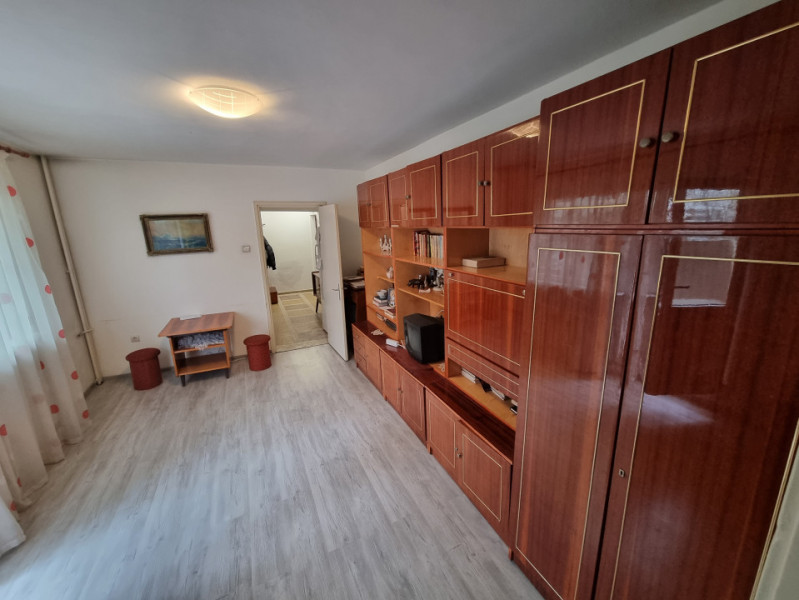 Școala 10- Cornișa- Apartament 2 camere- spațios- etaj 2