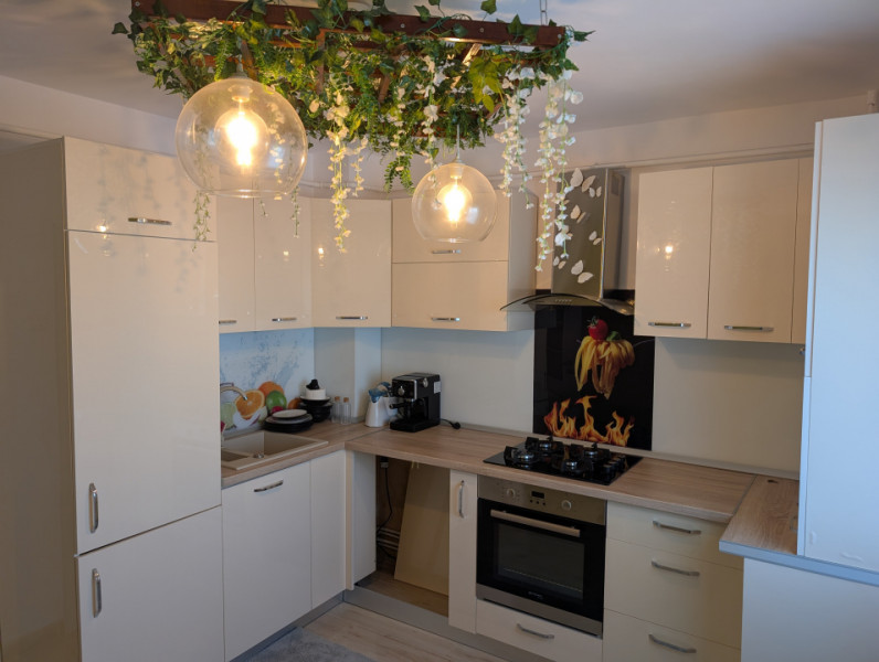 Renovat, 2 camere decomandate - 64 mp , etaj intermediar, Nord