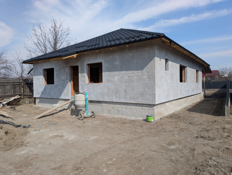 Casa 3 dormitoare , 2 bai , canalizare, apa, gaz. Lilieci