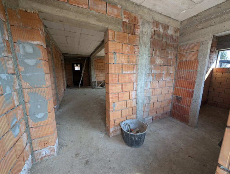 Casa 3 dormitoare , 2 bai , canalizare, apa, gaz. Lilieci