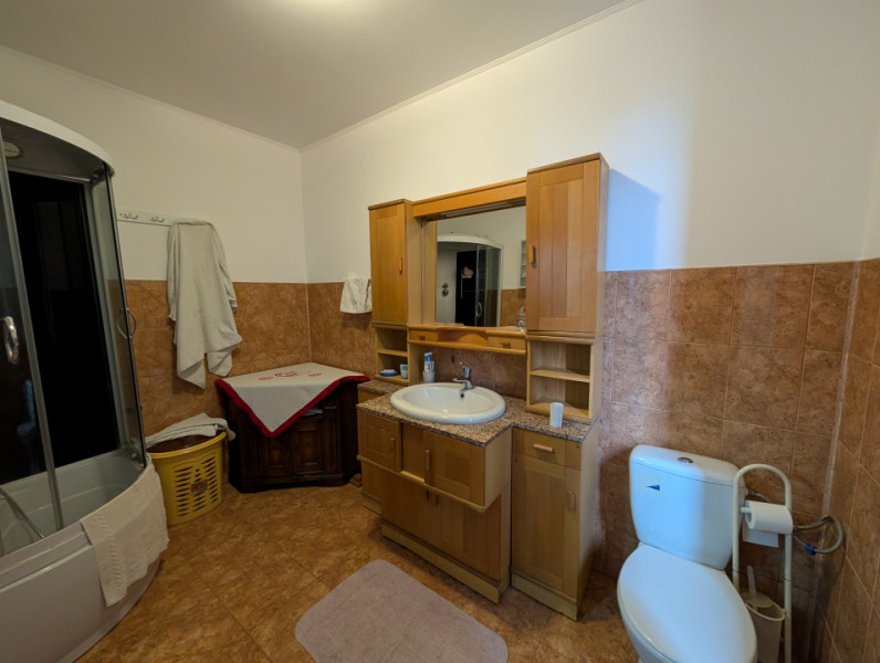 Casa 4 dormitoare, teren 2000m
