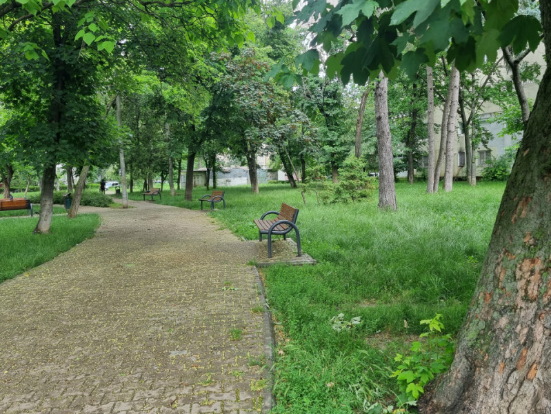 Centru- 2 camere- etaj 2- cu parc și grădiniță lângă bloc