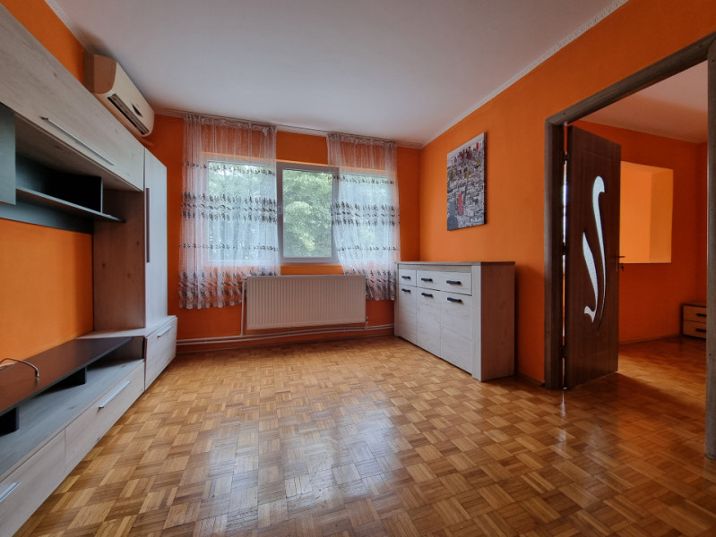 Centru- 2 camere- etaj 2- cu parc și grădiniță lângă bloc
