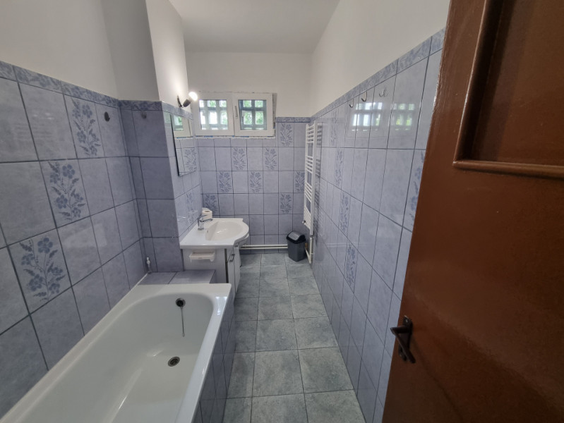 Centru- 2 camere- etaj 2- cu parc și grădiniță lângă bloc