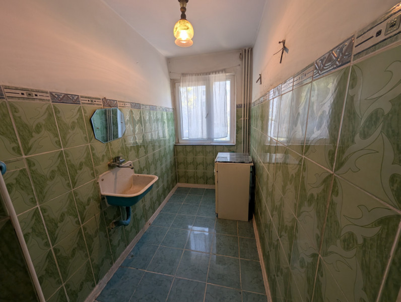 Etaj 2, zona Cornisa- apartament cu balcon închis