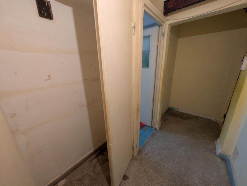 Etaj 2, zona Cornisa- apartament cu balcon închis