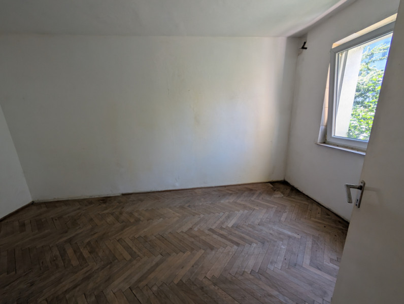 Etaj 2, zona Cornisa- apartament cu balcon închis