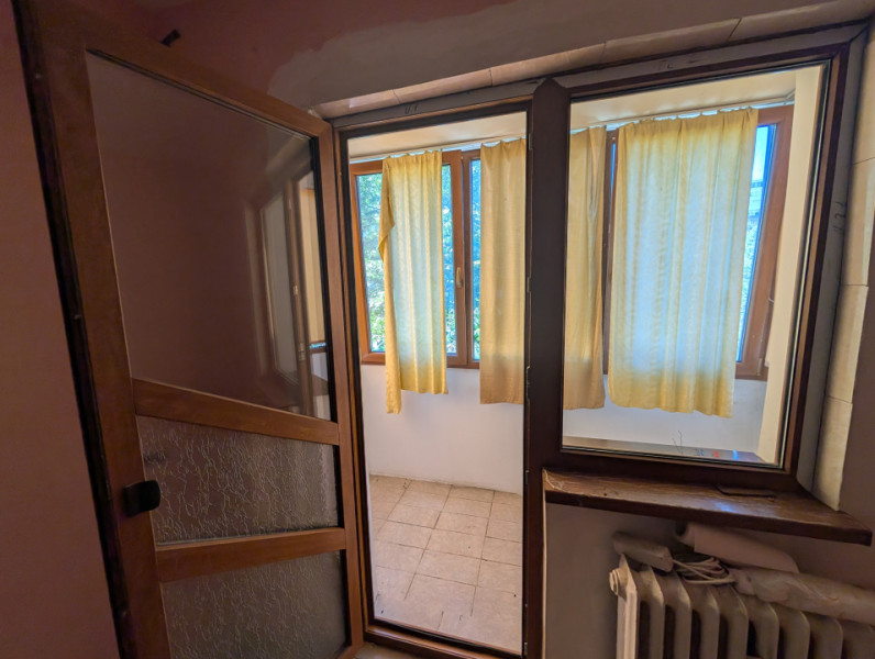 Etaj 2, zona Cornisa- apartament cu balcon închis