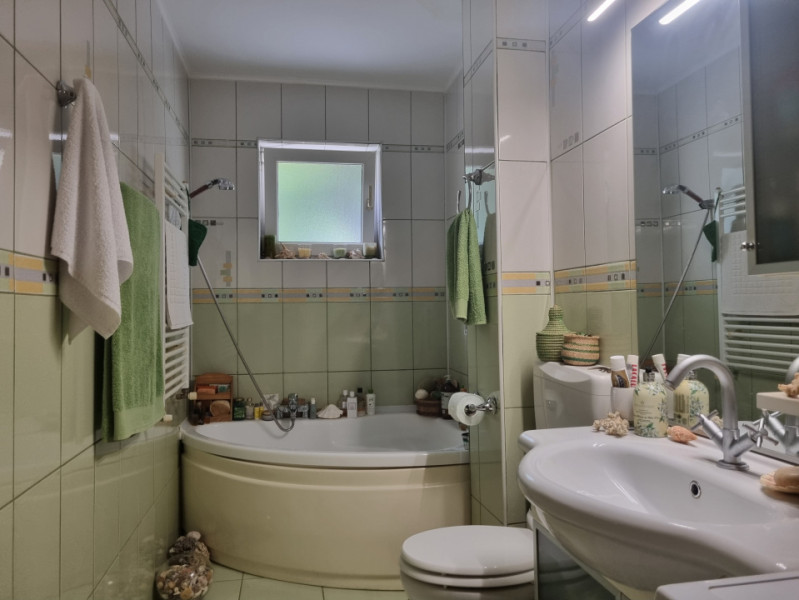 Apartament-spectacol! 3 camere decomandate, etaj 1, zonă centrală 