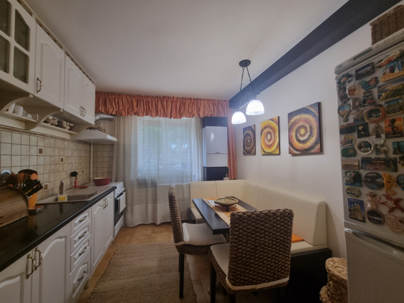 Apartament-spectacol! 3 camere decomandate, etaj 1, zonă centrală 