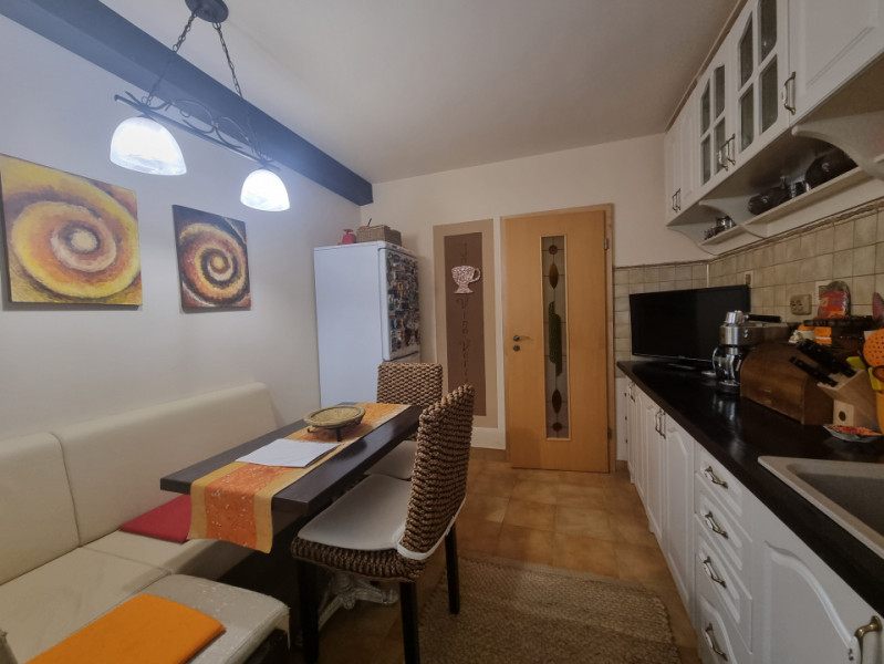 Apartament-spectacol! 3 camere decomandate, etaj 1, zonă centrală 