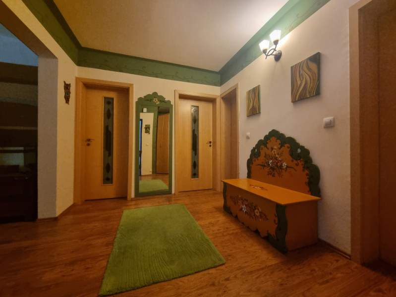 Apartament-spectacol! 3 camere decomandate, etaj 1, zonă centrală 
