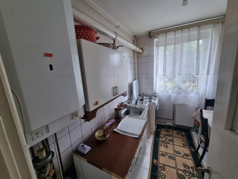 Zonă Centrală- 2 camere decomandate, etaj 1