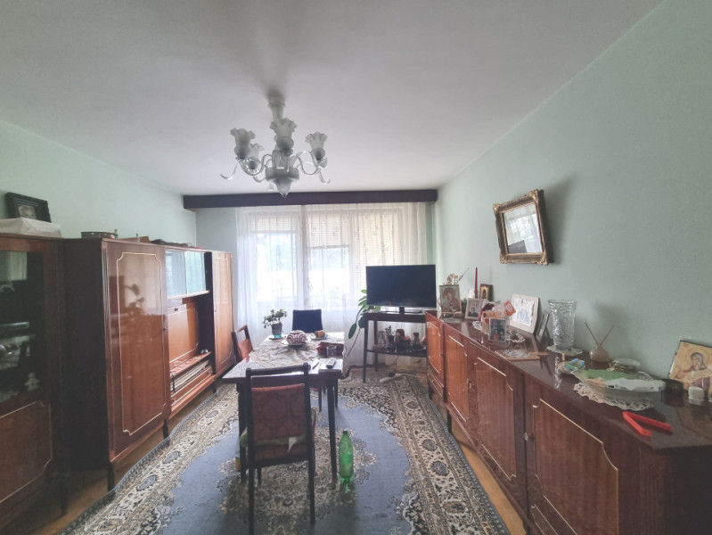 Zonă Centrală- 2 camere decomandate, etaj 1, spatios, liber la vanzare