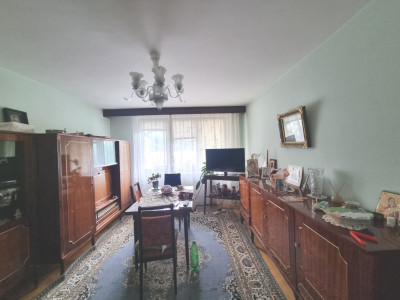 Zonă Centrală- 2 camere decomandate, etaj 1, spatios, liber la vanzare