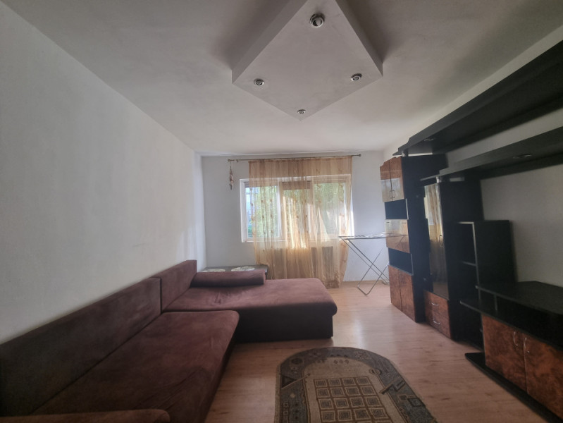 Milcov- Pompieri- Garsonieră decomandată, bloc de apartamente 