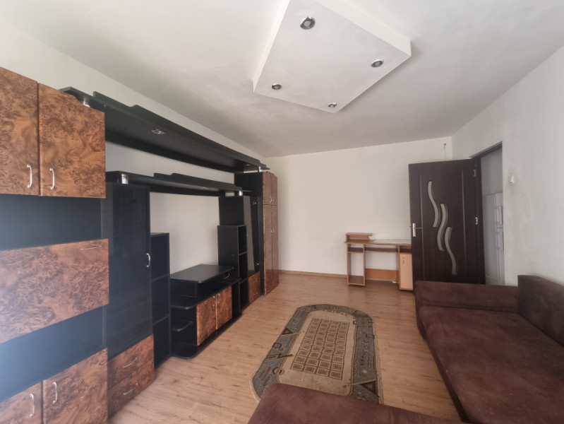 Milcov- Pompieri- Garsonieră decomandată, bloc de apartamente 