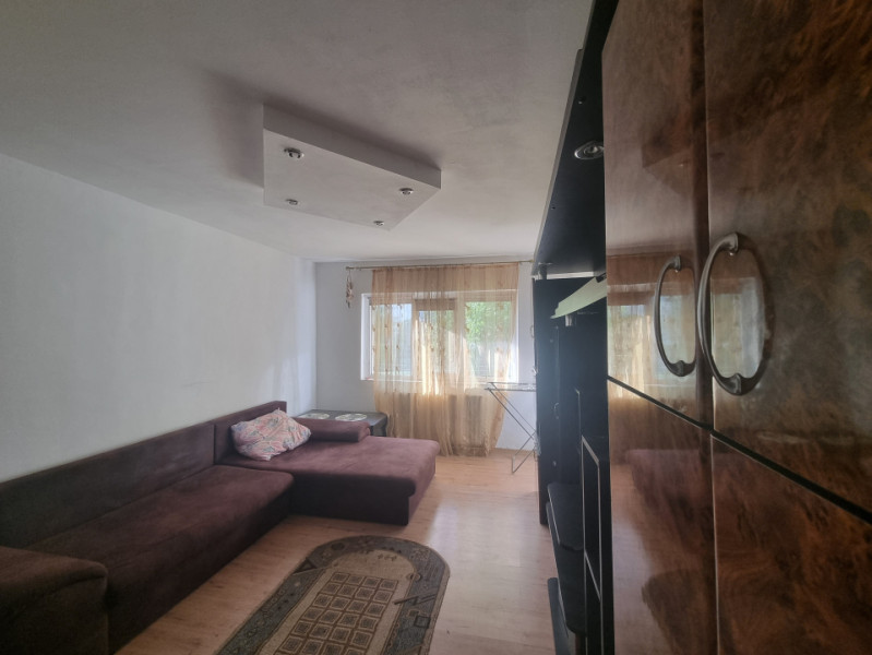 Milcov- Pompieri- Garsonieră decomandată, bloc de apartamente 
