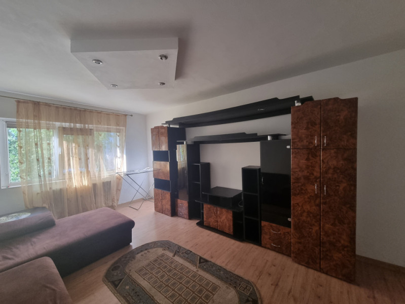 Milcov- Pompieri- Garsonieră decomandată, bloc de apartamente 