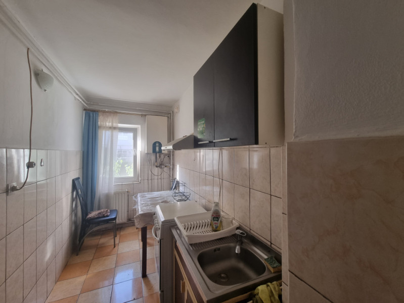 Milcov- Pompieri- Garsonieră decomandată, bloc de apartamente 