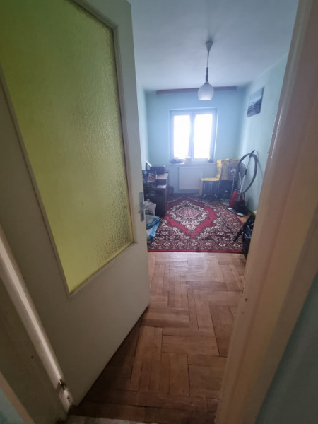 Zona Cora - 3 camere, etaj 3