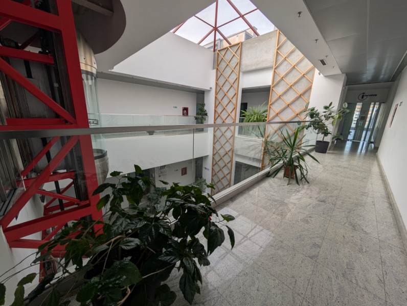 Spatiu 30AVENUE,  asigurări, consultanta , servicii 