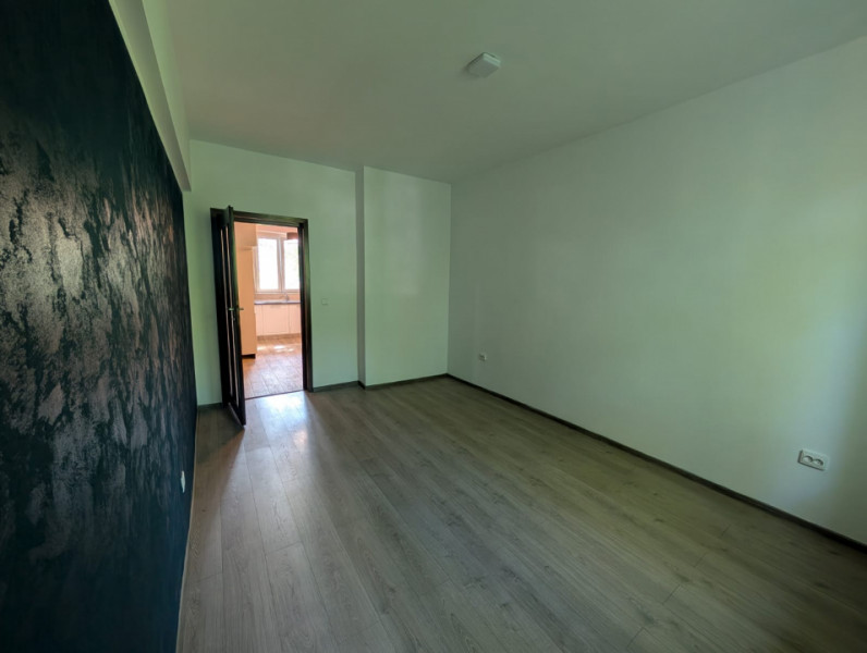Apartament 2 camere decomandate, spatios, renovat recent + boxa 15 mp